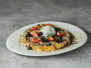 Бельгійські вафлі з карамел. бананом, нутелою, морозивом та горіхами