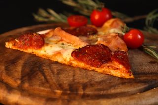 Pizza Mađarica parče + Coca - Cola točena 
