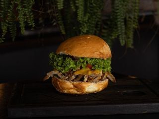 Бургер із рваною свининою ((325/80/40) 445g)