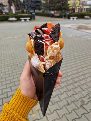 Bubble Waffle cu nutella , căpșuni  și oreo