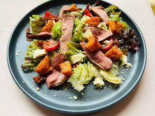 Салат з качкою та манго (330g)