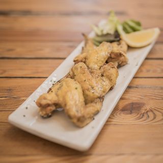 Alitas de pollo fritas al estilo chiringuito