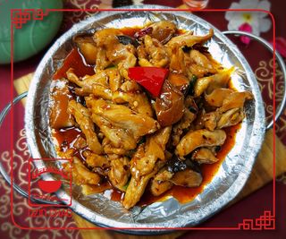 D15 ქათმის ხორცი შავი ლობიოს საწებელში, გავარვარებულ თუჯის კეცზე