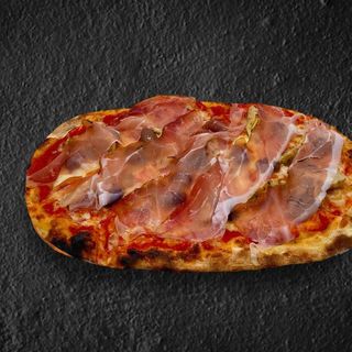 Margherita con olive nere di Gaeta, speck, provola e carciofi arrosto