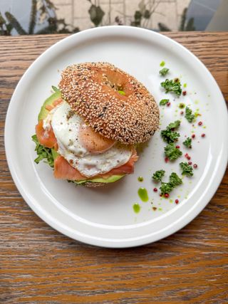 Bajgiel z wędzonym łososiem