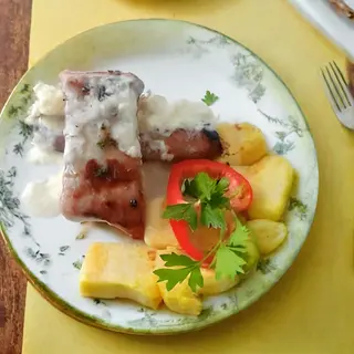 Bela dimljena vešalica