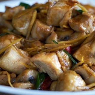 Pollo salteado con champiñón