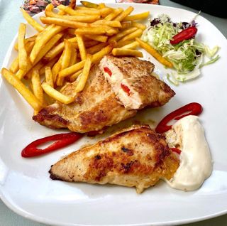 Pileći file punjen sirom i paprikom