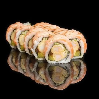Uramaki krewetka w tempurze, majonez, owijka z opalanego łososia 8 szt