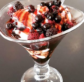 Pita Nutella e toping di frutti di bosco 