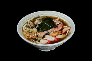 Ramen in brodo con mare