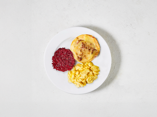 Сніданок з гратеном, скремблом та буряком (французький)