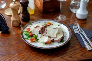 Tagliata de muşchi de vită cu rucola, roșii cherry şi parmesan