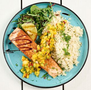 Somon grill cu orez salbatic si salsa de mango