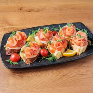 Bruschette sa dimljenim lososom