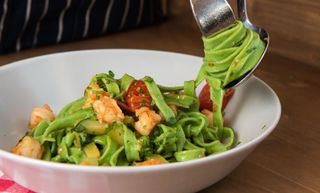 Tagliatelle din spanac făcute în casă cu roșii, dovlecel și creveți