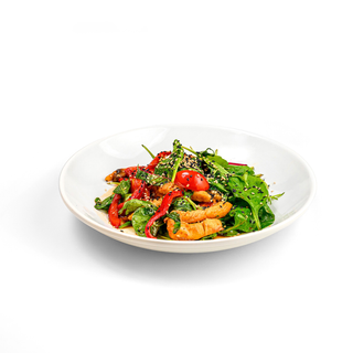 Salată asiatică caldă cu pui în sos de susan