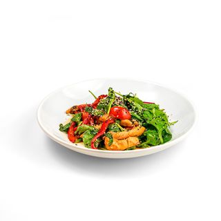 Salată asiatică caldă cu curcan în sos de susan