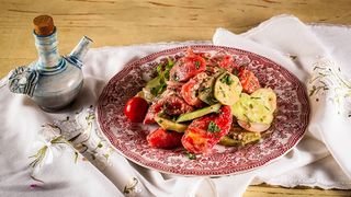 კიტრის და პომიდვრის სალათი ნიგვზით