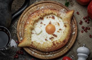 Хачапурі по-аджарськи з сиром (380г)