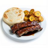 Costilla de Cerdo con Arepa, Patacón y Yuca