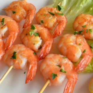 Spiedini di gamberi alla griglia