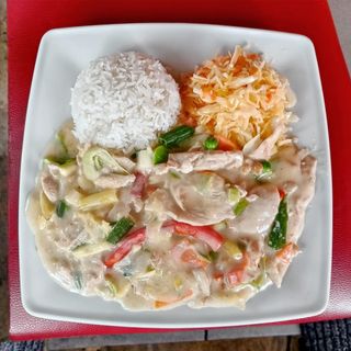 Kurczak mlekiem kokosowym