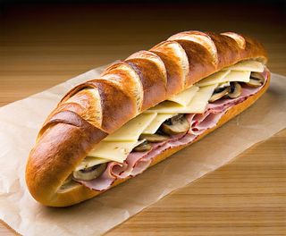 Panino con prosciutto cotto, formaggio, funghi e salsa rosa