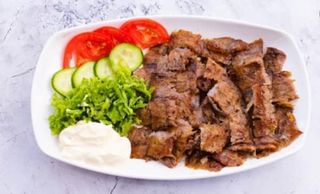 Kebab al piatto e condimenti 