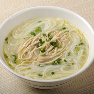 Sopa de fideos chinos con pollo