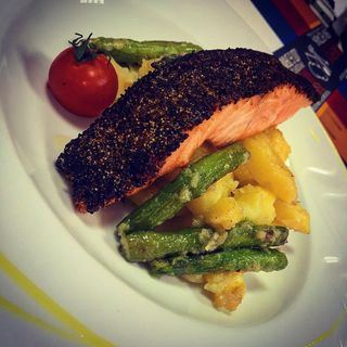 Losos file sa kuhanim krompirom i šparogama