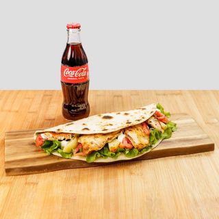Pollo alla griglia, stracciatella, pomodorini, rucola + coca cola 