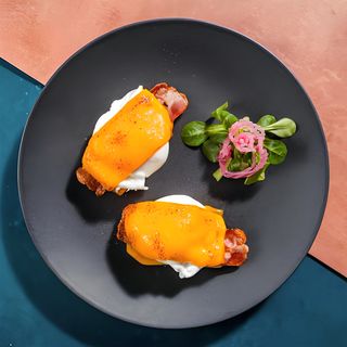 Ouă poșate cu bacon şi cedar gratinat