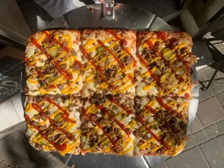  DETROIT  STYLE CHESEEBURGER PIZZA