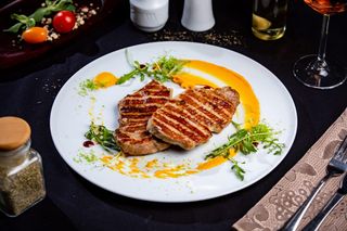 Cotlet de berbecut la tigaie cu legume Tempura