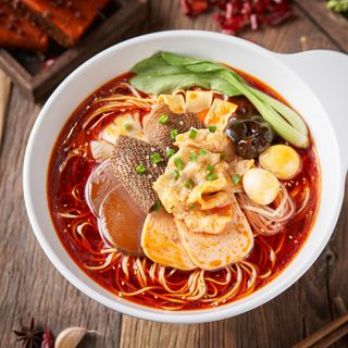 Exclusivo Fideos Hot Pot con completo carne y verduras(Picante) 招牌全家福火锅面/米线