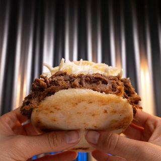 Arepa Carne Mechada y Queso Amarillo
