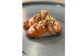 Nigiri sake scottato