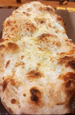 Pinsa romana biancha 4 formaggi