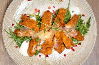 Hrskavi pileći batak na rukoli