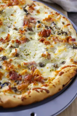 Pizza De Bacon Y Jamón A La Crema (33 Cm.)