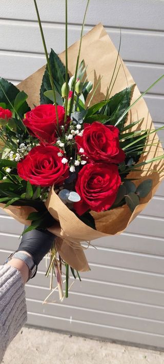 Četiri ruže i dekoracija 