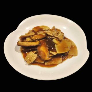 MANZO CON FUNGHI E BAMBU