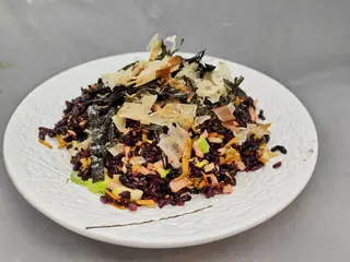 23. Riso con salmone uova e verdure,fiocchi di tonnetto