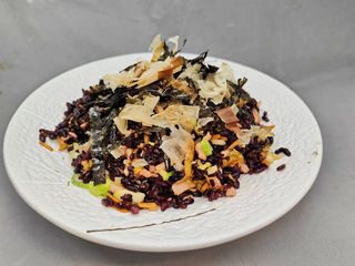 23. Riso con salmone uova e verdure,fiocchi di tonnetto