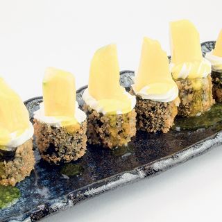 Maki frito ( mango y salmón con queso )