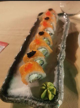 1.Maki salmon queso y aguacate (8unidades)