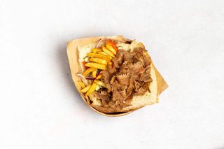 Kebab w bułce z frytkami