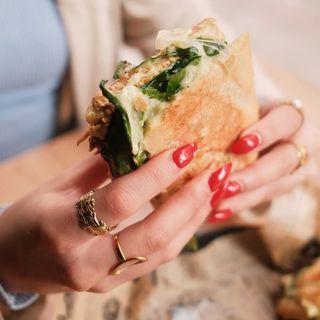 Bocadillo a la plancha de pollo espinacas