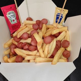 Vaschetta grande con patatine fritte e würstel